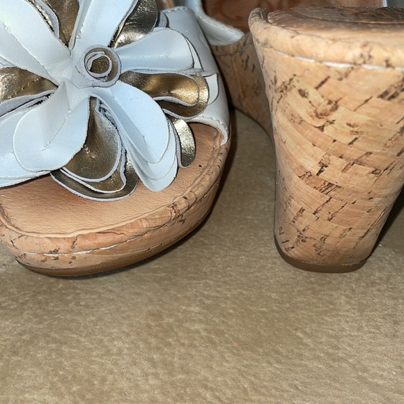 Born Lovina White Leather Wedge with White/Gold Leather Flower in Sz 8 - Picture 5 of 5